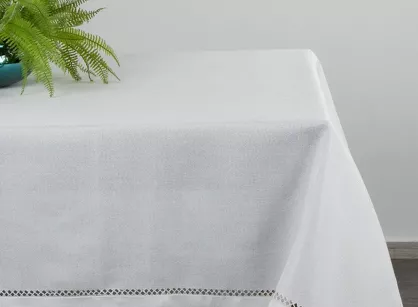 Obrus 145x280 EMILY biały z mereżką i ozdobną listwą