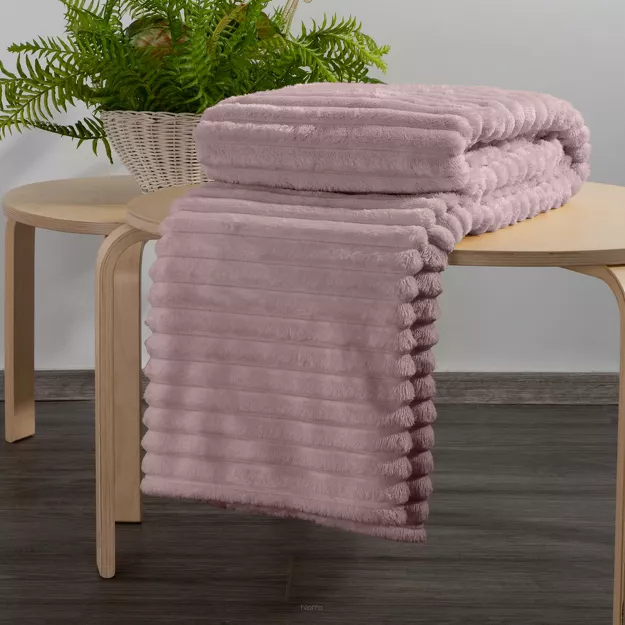 Koc na fotel 70x160 SOFT pudrowy puszysty typu flano z wytłaczanym wzorem Design 91