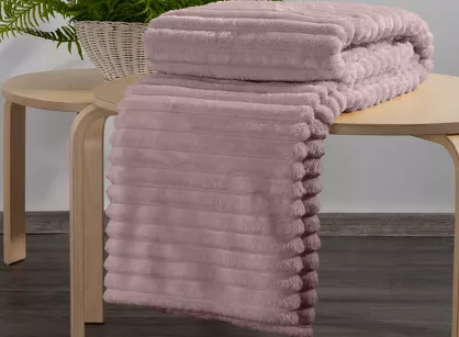 Koc na fotel 70x160 SOFT pudrowy puszysty typu flano z wytłaczanym wzorem Design 91