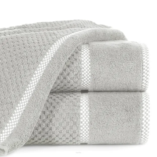 Ręcznik bawełniany 50x90 CALEB srebrny o delikatnym wzorze krateczki i kontrastową bordiurą