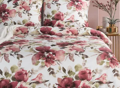 Pościel satynowa 140x200 SPRING 74 biała z wzorem bordowych kwiatów z kolekcji Classic