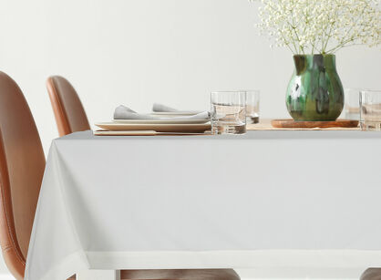 Obrus welwetowy 140x180 MELINDA biały wykończony mankietem