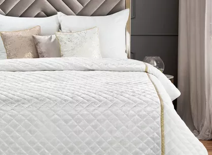 Narzuta welwetowa 220x240 KRISTIN biała przeszywana w delikatny wzór z błyszczącą lamówką