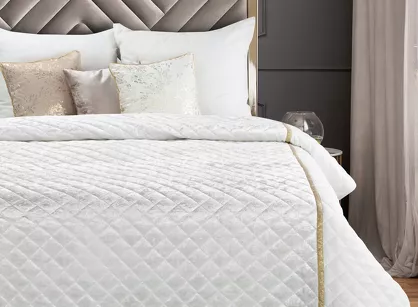 Narzuta welwetowa 220x240 KRISTIN biała przeszywana w delikatny wzór z błyszczącą lamówką