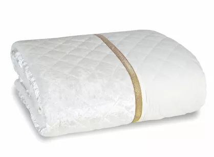 Narzuta welwetowa 220x240 KRISTIN biała przeszywana w delikatny wzór z błyszczącą lamówką