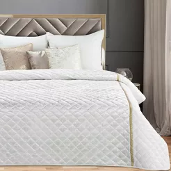 Narzuta welwetowa 220x240 KRISTIN biała przeszywana w delikatny wzór z błyszczącą lamówką