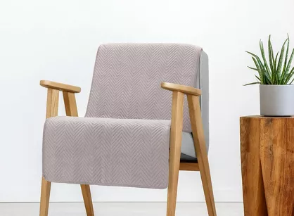 Narzuta na fotel welwetowa 70x160 SOFIA pudrowa pikowana w gęstą jodełkę