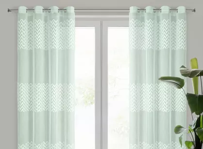 Zasłona na przelotkach ESTERI miętowa z matowej tkaniny zdobiona puszystą geometryczną aplikacją