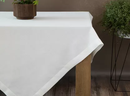 Obrus 145x240 STELLA 2 biały zdobiony kantą z wplecioną nicią srebrną