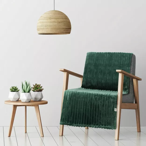 Koc na fotel 70x160 SOFT ciemna zieleń puszysty typu flano z wytłaczanym wzorem Design 91