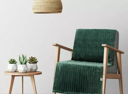 Koc na fotel 70x160 SOFT ciemna zieleń puszysty typu flano z wytłaczanym wzorem Design 91