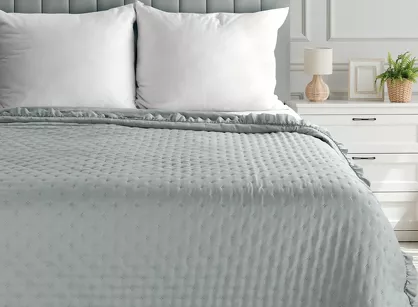 Narzuta z mikrofibry 200x220 LIBI 3 srebrna pikowana w delikatny wzór z falbaną