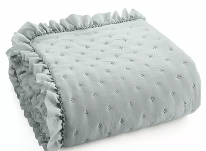 Narzuta z mikrofibry 200x220 LIBI 3 srebrna pikowana w delikatny wzór z falbaną