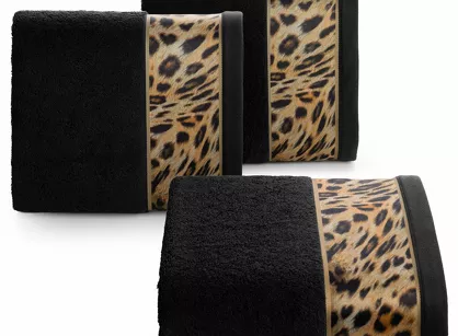 Ręcznik 70x140 EVA 23 Eva Minge czarny z drukowaną bordiurą z wzorem zwierzęcym