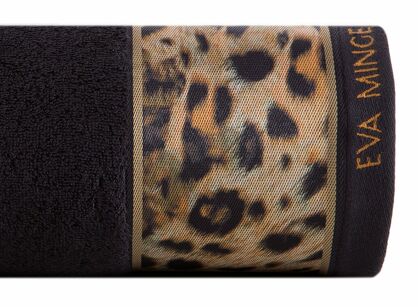 Ręcznik 70x140 EVA 23 Eva Minge czarny z drukowaną bordiurą z wzorem zwierzęcym