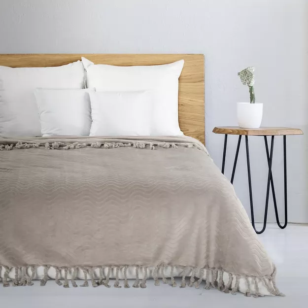 Koc 150x200 EMMA beżowy z wytłaczanym falującym wzorem z frędzlami