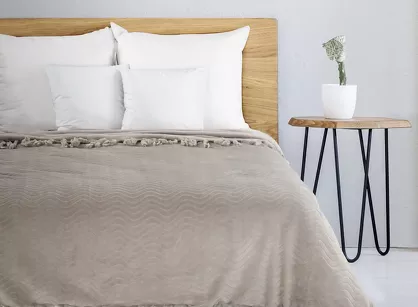 Koc 150x200 EMMA beżowy z wytłaczanym falującym wzorem z frędzlami