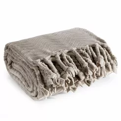 Koc 150x200 EMMA beżowy z wytłaczanym falującym wzorem z frędzlami