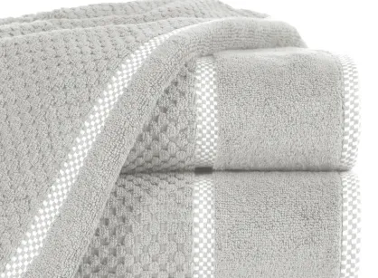 Ręcznik bawełniany 70x140 CALEB srebrny o delikatnym wzorze krateczki i kontrastową bordiurą