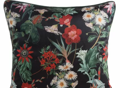 Poszewka welwetowa 45x45 VELVET 102 czarna z wzorem zielonych i czerwonych kwiatów polnych obszyta lamówką