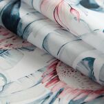 Obrus na taras fi 150 GARDEN 32 biały wodoodporny niebieski motyw kwiatowy - 3