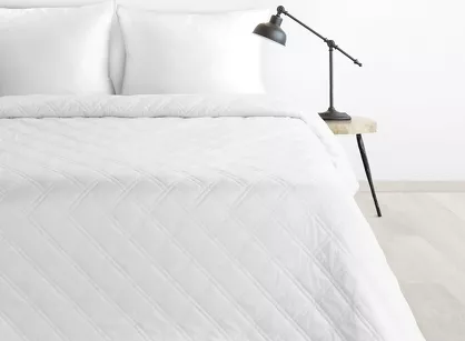 Narzuta welwetowa 220x240 LUIZ 8 biała pikowana hot press w wyrazisty geometryczny wzór