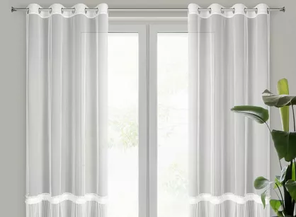 Firana na przelotkach 140x250 MEGAN biała zdobiona ozdobna koronką z falbanką