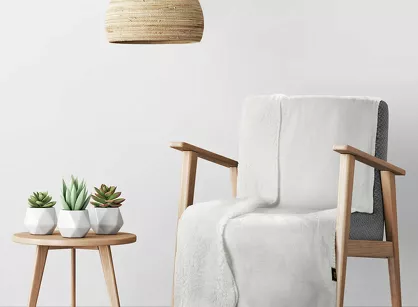 Koc na fotel jednokolorowy 70x160 TEDY biały imitujący buklę