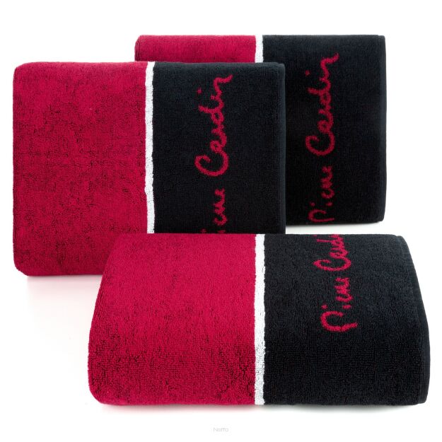 Ręcznik LUCA 50x90 Pierre Cardin czerwony zdobiony szeroką kontrastową czarną bordiurą z napisami Pierre Cardin