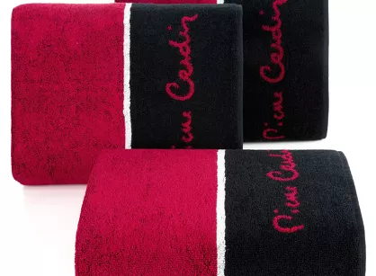 Ręcznik LUCA 50x90 Pierre Cardin czerwony zdobiony szeroką kontrastową czarną bordiurą z napisami Pierre Cardin
