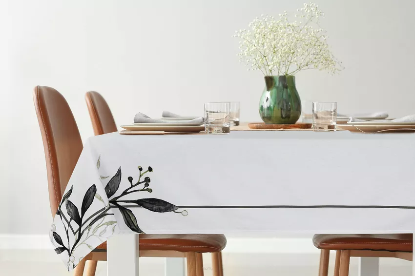 Obrus bawełniany 140x300 NATU 4 biały z nadrukowanym wzorem kwiatowym