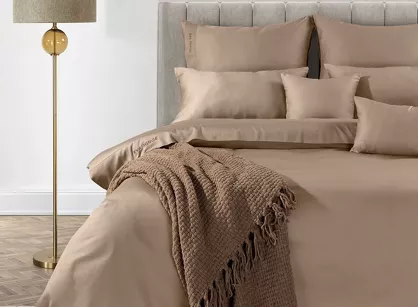 Pościel z makosatyny 140x200 ELEGANT 1E Eva Minge jasny brąz z ozdobną kantą i haftem