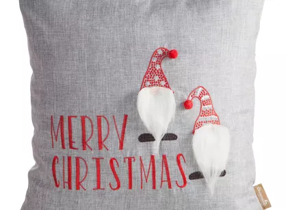 Poszewka świąteczna 45x45 163 srebrno czerwona zdobiona haftowanym wzorem skrzatów i napisami