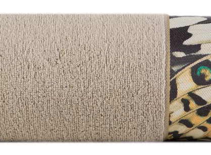 Ręcznik 30x50 EVA 15 Eva Minge beżowy zdobiony bordiurą z designerskim wzorem w motyle z kolekcji Premium