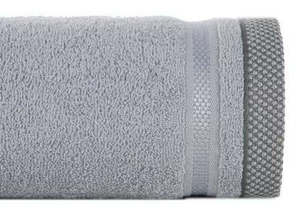 Ręcznik bawełniany 100x150 ABBIE srebrny z żakardową błyszczącą bordiurą w pasy z delikatną krateczką