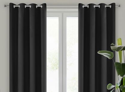 Zasłona na przelotkach 135x250 LOGAN zaciemniająca czarna jednokolorowa z półmatowej tkaniny