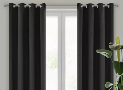 Zasłona na przelotkach 135x250 LOGAN zaciemniająca czarna jednokolorowa z półmatowej tkaniny