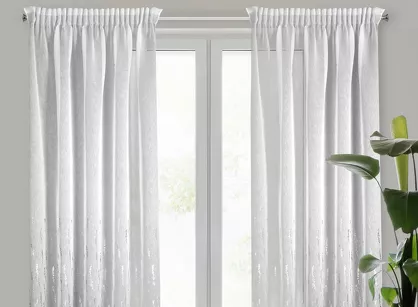 Firana na taśmie 140x270 LINZI biała w stylu eko z błyszczącym srebrnym wzorem