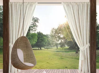 Zasłona na taras 155x200 GARDEN 3 biała w tunelu wodoodporna subtelny wzór beżowych liści