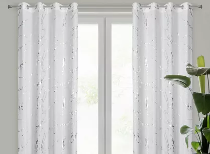 Zasłona gotowa na przelotkach 140x250 LANI biała z mikrofibry z błyszczącym srebrnym nadrukiem marmurku