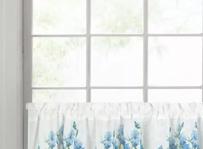 Zazdrostka gotowa w tunelu 150x30 ALA biała z etaminy z wzorem niebieskich kwiatów i bawełnianą koronką