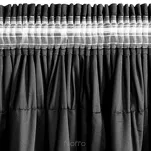 Zasłona na taśmie 140x270 AURA welwetowa czarna jednokolorowa zdobiona w górnej części falbanami - 9