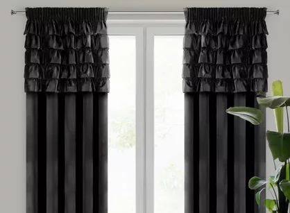 Zasłona na taśmie 140x270 AURA welwetowa czarna jednokolorowa zdobiona w górnej części falbanami
