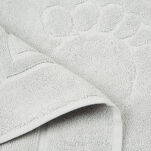 Dywanik bawełniany 50x70 SAMMY srebrny jednokolorowy z wzorem stóp - 4