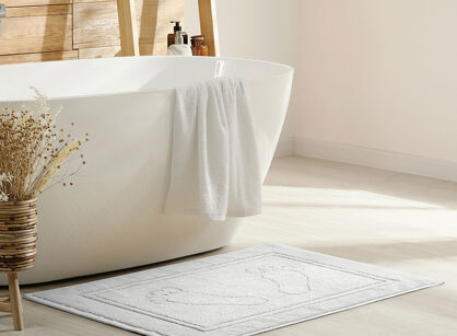 Dywanik bawełniany 50x70 SAMMY srebrny jednokolorowy z wzorem stóp