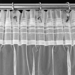 Firana na taśmie 300x145 NEL biała z błyszczącej mikrosiateczki wykończonej koronką - 7