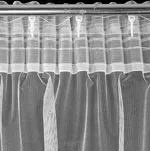 Firana na taśmie 300x145 NEL biała z błyszczącej mikrosiateczki wykończonej koronką - 8