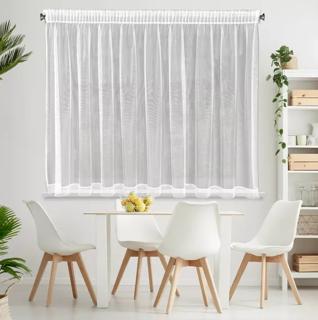 Firana na taśmie 300x145 NEL biała z błyszczącej mikrosiateczki wykończonej koronką