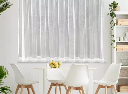 Firana na taśmie 300x145 NEL biała z błyszczącej mikrosiateczki wykończonej koronką