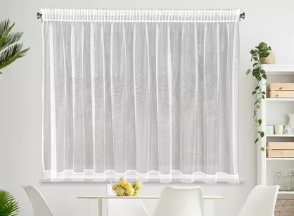 Firana na taśmie 300x145 NEL biała z błyszczącej mikrosiateczki wykończonej koronką